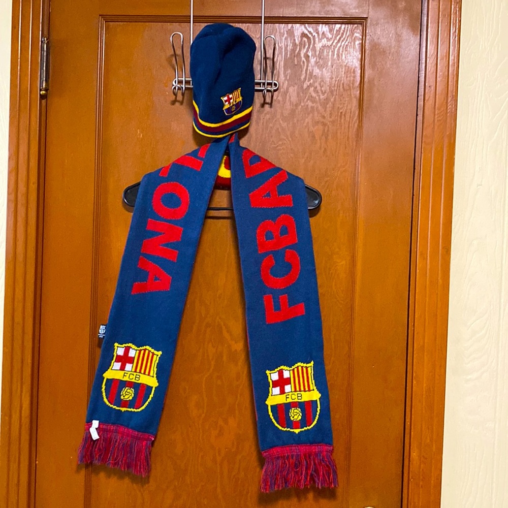 Reversible official FC Barcelona scarf and hat.